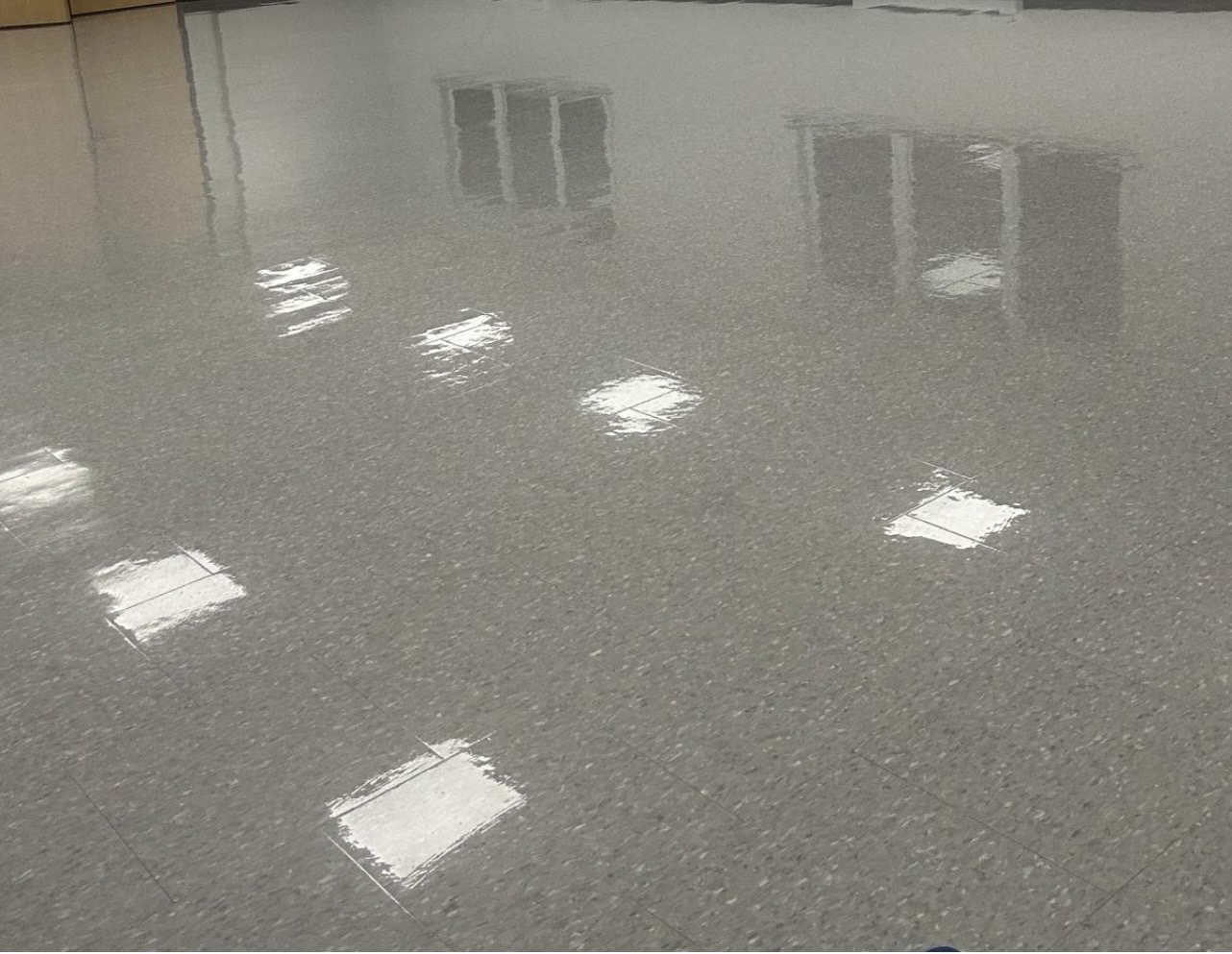 Plancher commercial poli et lustré après cirage professionnel